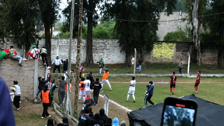 Serios incidentes entre hinchas de Villa Unión y Central Argentino en La Banda