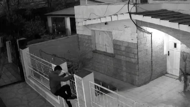 Preocupación en Añatuya: intentó ingresar a dos viviendas y quedó grabado
